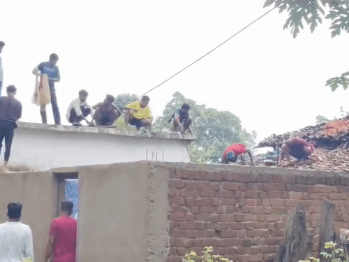 घर में खुद को बंद करके पुलिस पर गुलेल से किया वार।