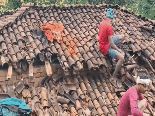 छत से छोड़ा मिर्ची का धुआं तो आरोपी बाहर निकला।