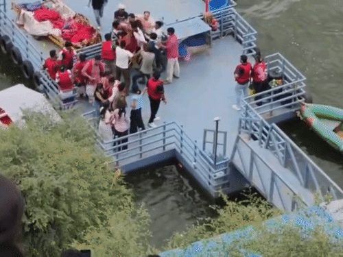 दोनों पक्षों के लोग एक-दूसरे को लात-घूंसे मारते हुए।