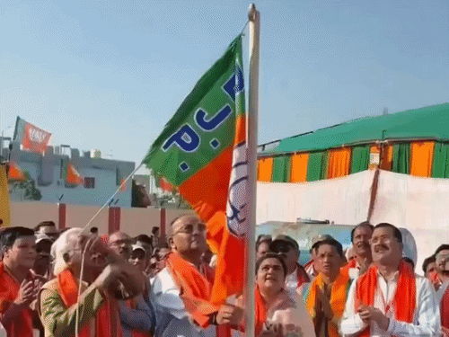 अजय चंद्राकर को स्वतंत्रता दिवस के दिन तिरंगे की जगह भाजपा का झंडा फहराते हुए दिखाया गया था।