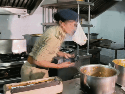 रेस्टोरेंट के किचन में साफ-सफाई और हाइजीन से जुड़ी कमियां मिलीं।