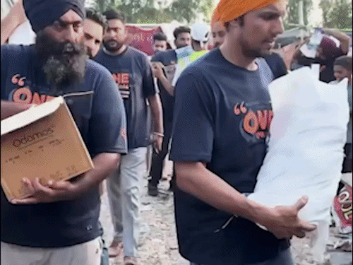 पंजाब की बाढ़ में रणदीप ने प्रभावित इलाकों में जाकर राहत सामग्री बांटी थी।