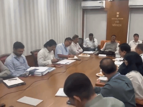 ट्रांसपोर्ट मंत्री प्रताप सरनाईक ने बुधवार को मंत्रालय में अधिकारियों के साथ बैठक की। इसमें एक्शन प्लान को लेकर चर्चा हुई।