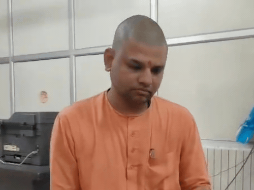 इस दौरान बाल योगी परेशान नजर आए। LRN24