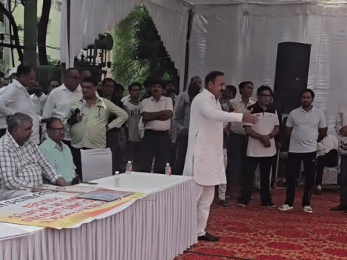 सरकार-प्रशासन के खिलाफ नारेबाजी; बोले-'रील बाज' अधिकारियों का बहिष्कार हो|गुरुग्राम,gurugram - Dainik Bhaskar