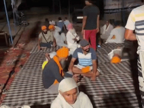 धरने पर रात्रि को मौजूद ग्रामीण, किसान व महिलाएं