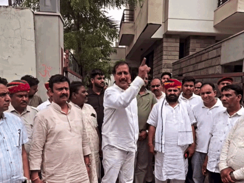 भाजपा नेता राजेंद्र राठौड़ के आवास के बाहर पूर्व मंत्री राजेंद्र गुढ़ा ने नारेबाजी की और धरना दिया।