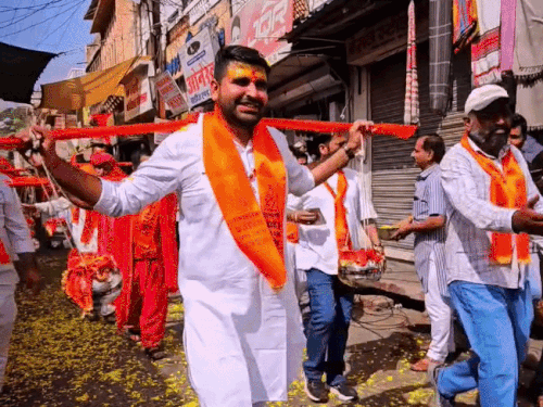 शिव (बाड़मेर) विधायक रविंद्र सिंह भाटी कांवड़ यात्रा में शामिल हुए। वहीं अंता विधायक प्रमोद जैन भाया और उनकी पत्नी पूर्व जिला प्रमुख उर्मिला जैन ने भी कांवड़ उठाई।