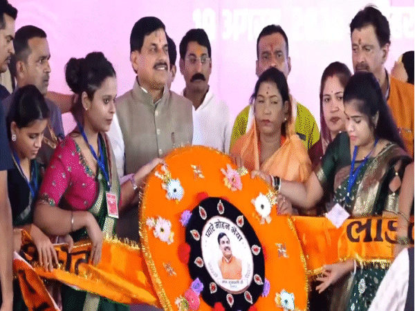 मैहर में लाड़ली बहनों ने सीएम डॉ. मोहन यादव को बड़ी सी राखी बांधी।
