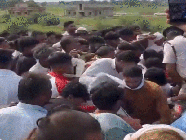 मुरैना के कैलारस में मेमो ट्रेन के शुभारंभ के बाद खाने पर टूट पड़े लोग।