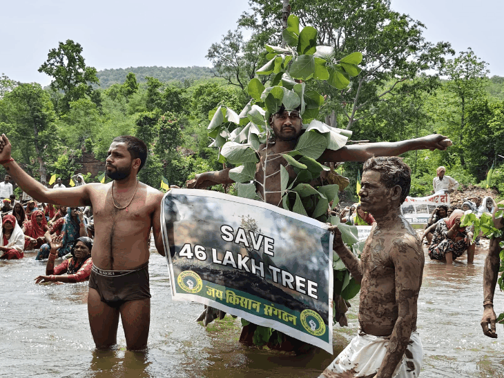 The protestors had performed Jal Satyagraha in this manner.