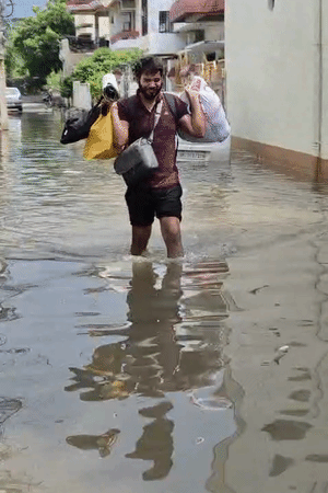 छात्र अपना सामान समेटकर कमरा छोड़ रहे हैं। घर या रिश्तेदार-दोस्त के यहां जा रहे हैं।