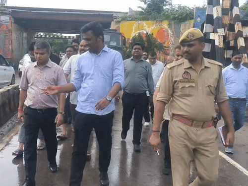 डीएम मनीष कुमार वर्मा और नगर आयुक्त सीलम साईं तेजा ने बुधवार को जलभराव वाले इलाकों का निरीक्षण किया।