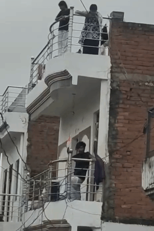 गलियां तालाब बन गई हैं। लोगों को पैदल निकलने में परेशानी हो रही है। लोग छतों पर अपने सामान शिफ्ट कर लिए हैं।