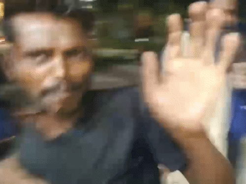 ठेके के बाहर बीच सड़क शराब पीते युवकों की सरेआम पिटाई करते निहंग।