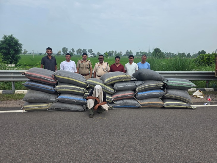 पुलिस की गिरफ्त में नशे के साथ पकड़ा गया आरोपी संदीप।