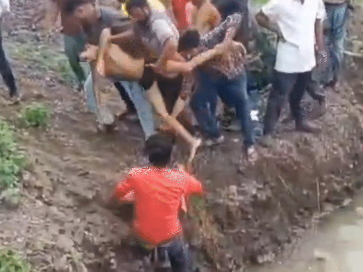 लोगों ने शव तैरते देखे तो इन्हें पानी से बाहर निकाला।