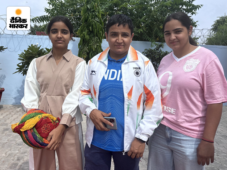 शर्मिला धनखड़ के साथ उनकी दोनों बेटियां।