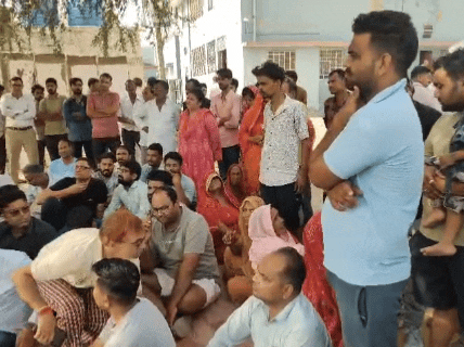 लोगों ने करीब 5 घंटे तक प्रदर्शन किया।