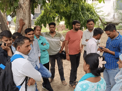 स्कूल के बाद प्रदर्शन करते लोग