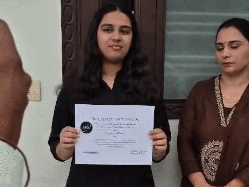 नासा में चयन होने पर अपना पत्र दिखाती यशिका।