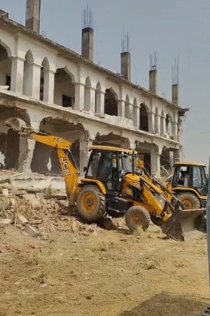 तस्वीर अप्रैल 2026 की है, जब मौलाना के अवैध मदरसे को प्रशासन ने धवस्त कर दिया।