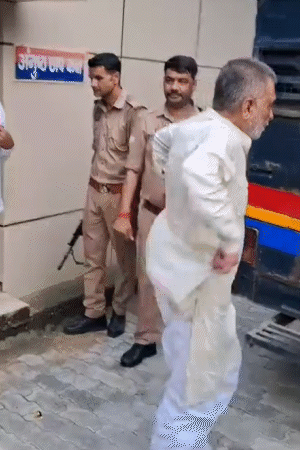 कोर्ट के फैसले के बाद पुलिस पूर्व एमएलसी कमलेश पाठक समेत सभी 10 दोषियों को जेल ले गई।