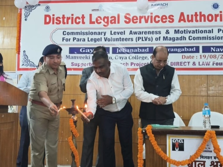दीप जलाकर कार्यक्रम की शुरुआत।