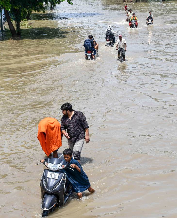पानी में डूबकर गाड़ियां खराब हो गई हैं। लोग धक्के मारकर अब इन्हें बनवाने ले जा रहे हैं।