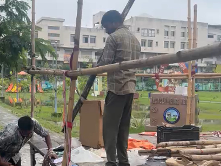 रांची में जयपाल सिंह मुंडा स्टेडियम में छात्र आंदोलन स्थगित किए जाने के बाद वहां लगे टेंट को खोल दिया गया।