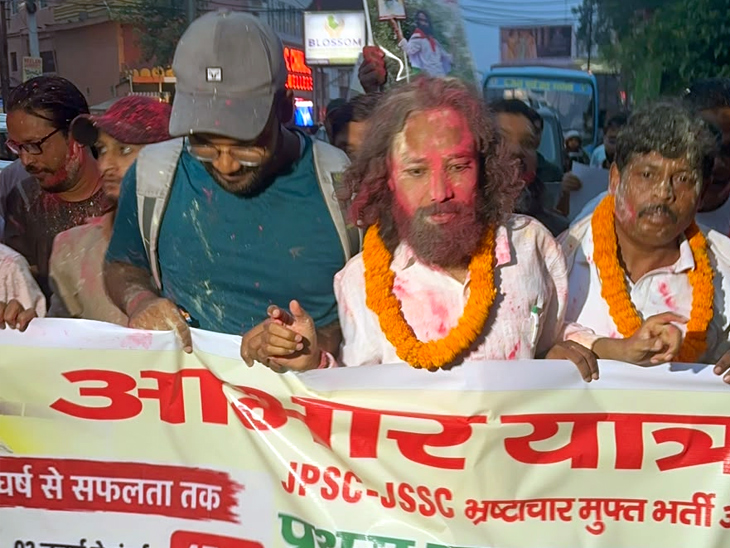 छात्रों ने आभार यात्रा निकाली।