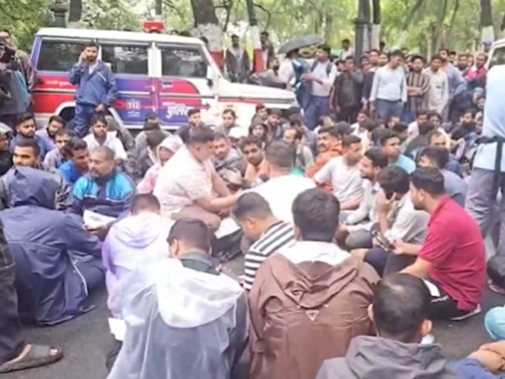 सीजीएल के सफल अभ्यर्थियों का धरना प्रोजेक्ट भवन के बाहर जारी है।