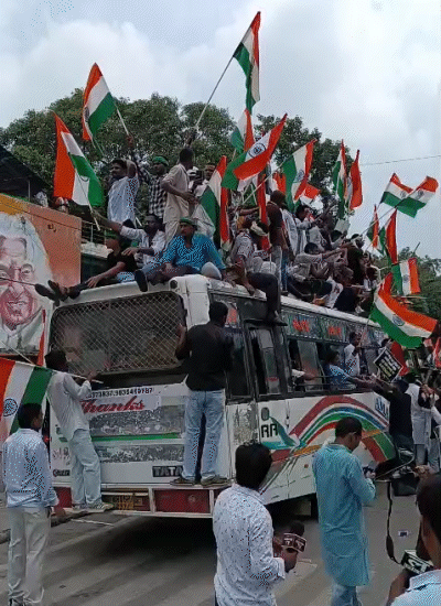 प्रदर्शन के दौरान राजद कार्यकर्ता बस के ऊपर चढ़ गए।