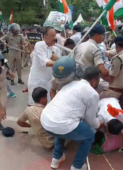 पुलिस और समर्थकों के बीच धक्का-मुक्की भी हुई। इसमें दोनों तरफ के लोग गिर गए।