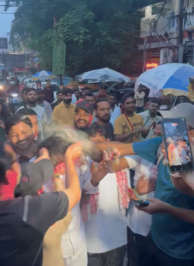 आभार यात्रा के दौरान छात्रों ने एक-दूसरे को रंग गुलाल लगाया।