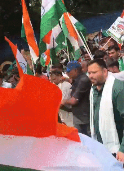 तेजस्वी यादव मार्च का नेतृत्व कर रहे हैं।