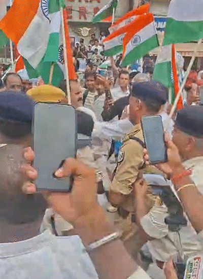 राजद कार्यकर्ता और पुलिस के बीच झड़प हुई।