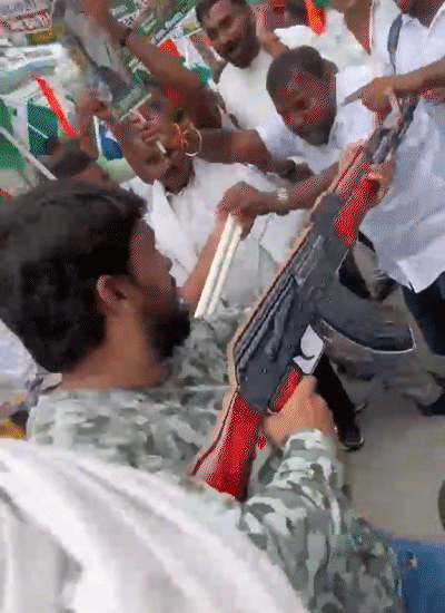 राजभवन मार्च में कार्यकर्ता लकड़ी की AK-47 लेकर पहुंचे हैं।