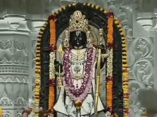 रामलला का प्रसाद बताकर चार तरह की मिठाइयां ऑनलाइन अमेजन पर बेची जा रही थीं।
