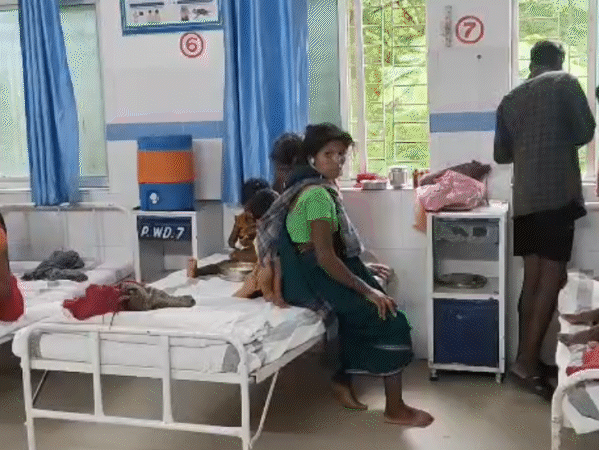 जब स्थिति ज्यादा खराब हुई तो बच्चों और महिलाओं को अस्पताल में भर्ती कराया गया।