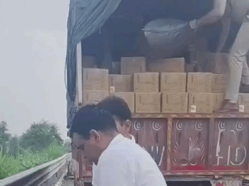 ट्रक से नशे के बैग उतारती पुलिस टीम।
