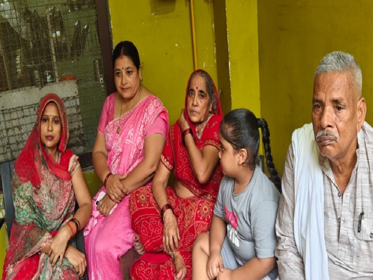 अधिवक्ता मंजुल के परिवार ने फैसले पर संतुष्टि जताई। तस्वीर में मंजुल पिता, बेटी, मां, बहन और पत्नी मौजूद हैं।
