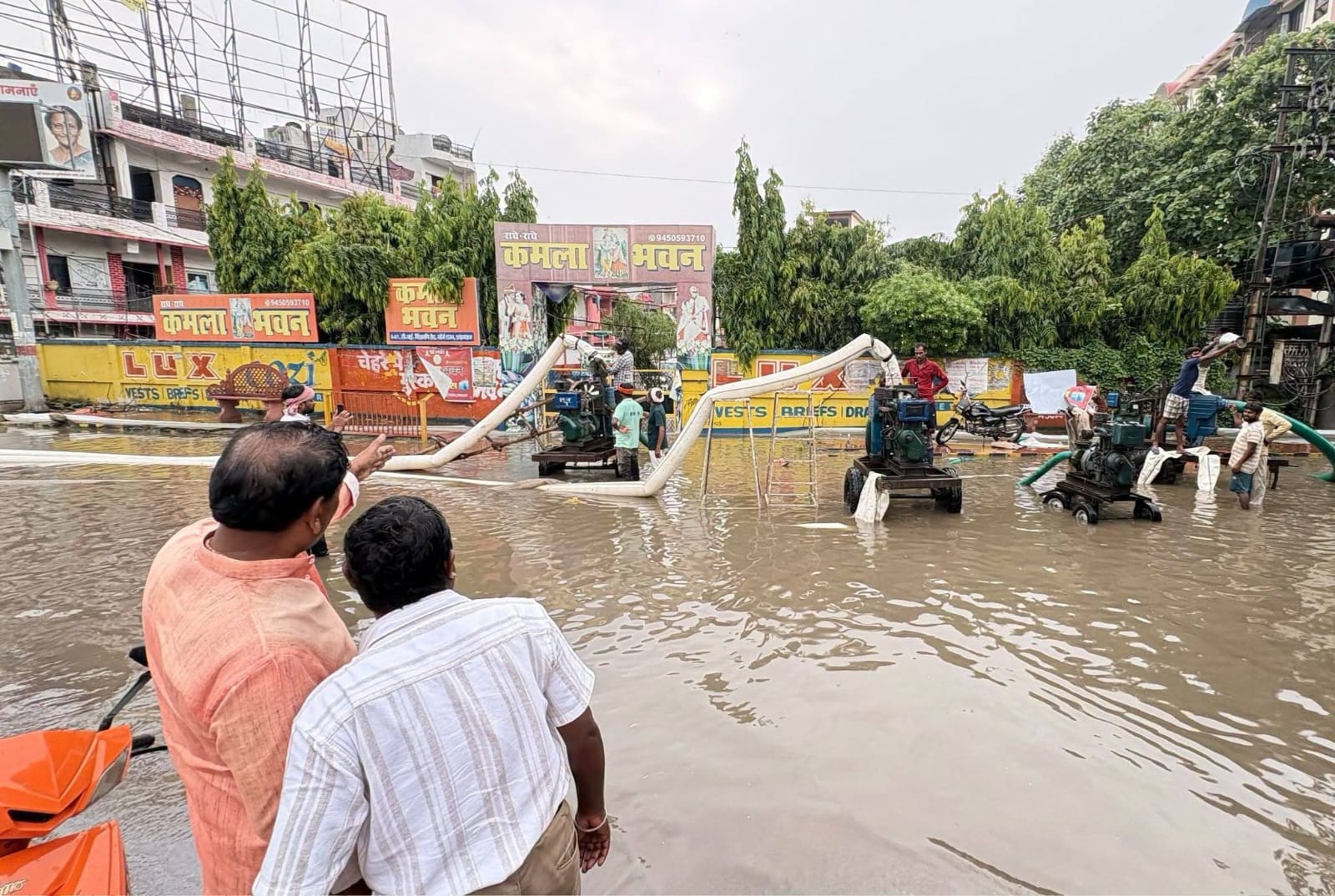 सोहबतियाबाग में जलभराव क्षेत्र का अधिकारियों के साथ मेयर गणेश केशरवानी ने बुधवार को निरीक्षण किया।
