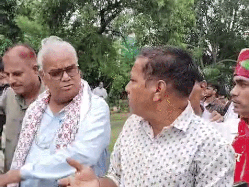 कोटा के विनोबा भावे नगर में एक व्यक्ति ने मच्छरों की समस्या बताई तो शिक्षा मंत्री ने मजाक में कहा- मच्छरों को लट्ठ टिकाओ।