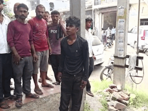 आरोपी को खंभे से बांधकर पीटा गया। - Dainik Bhaskar
