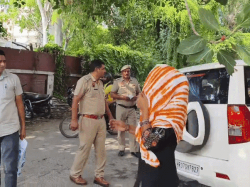 रेड के बाद बाहर आती युवती।