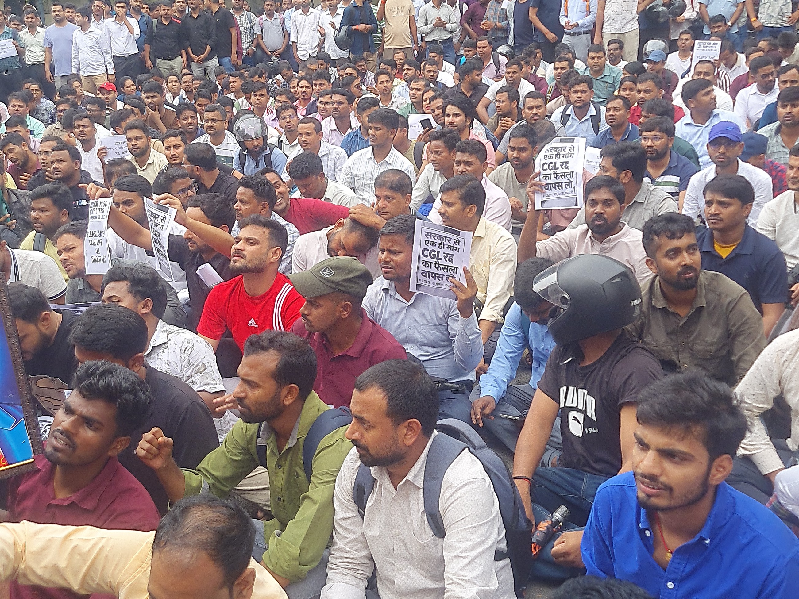 नौकरी से हटाए गए अधिकारी जेएसएससी सीजीएल रद्द वापस लेने की मांग कर रहे हैं।