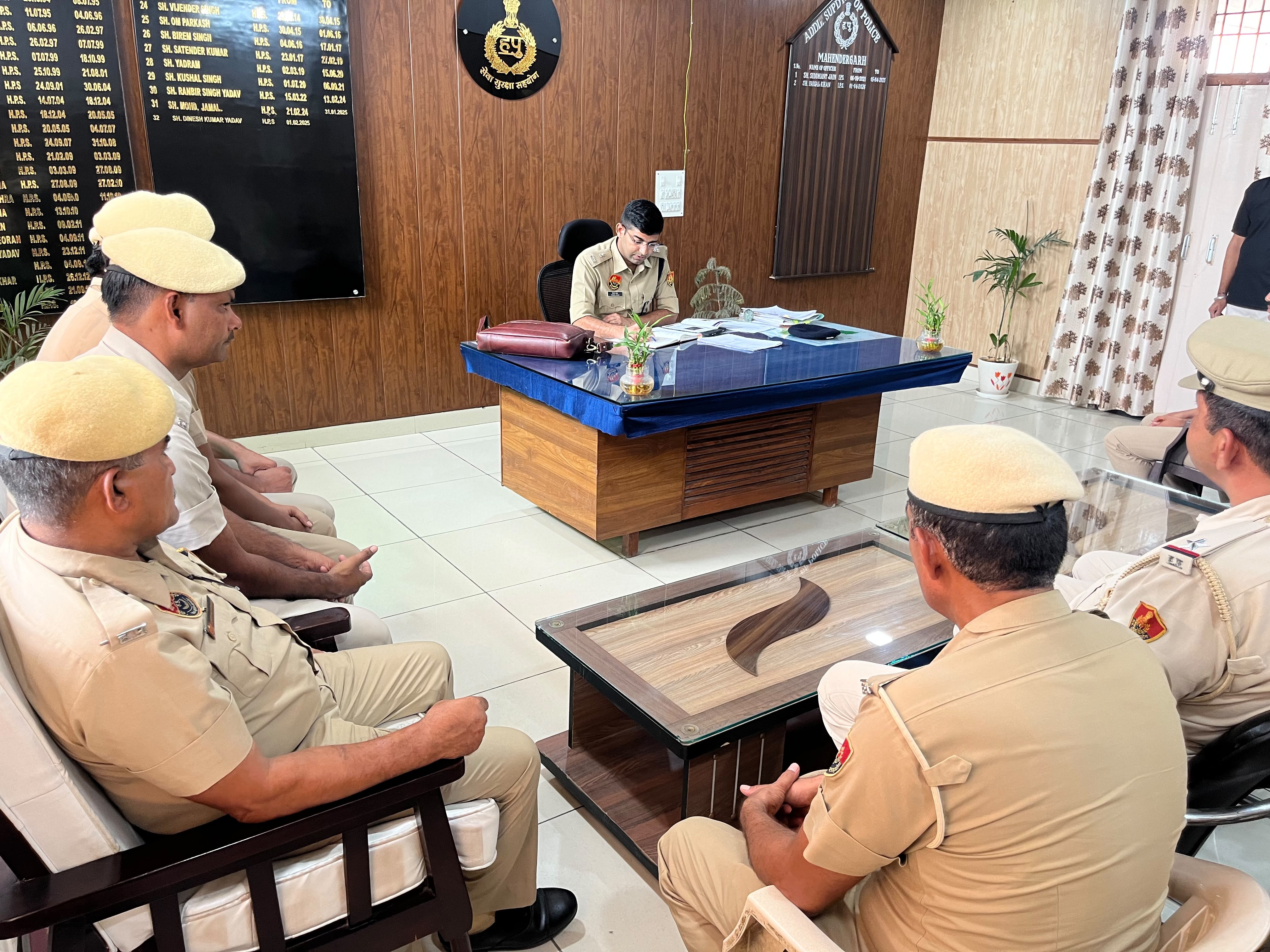 महेंद्रगढ़ में अतिरिक्त पुलिस अधीक्षक फैजल खान, पुलिस अधिकारियों की मीटिंग लेते हुए।
