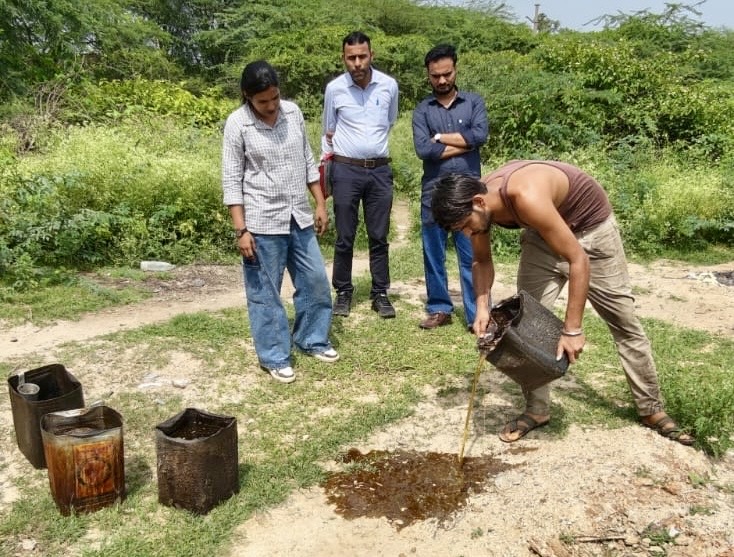 50 लीटर खराब तेल फिंकवाते टीम मेंबर