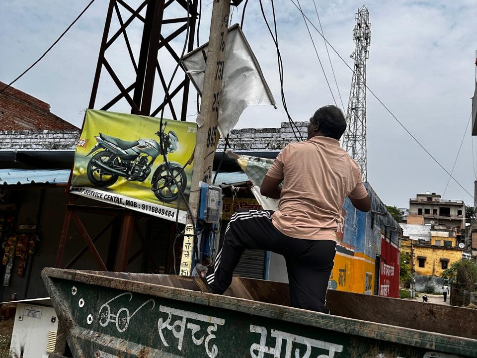 कर्मचारियों ने मशीनों की मदद से ऊंचाई पर लगे पोस्टरों को भी हटाया।
